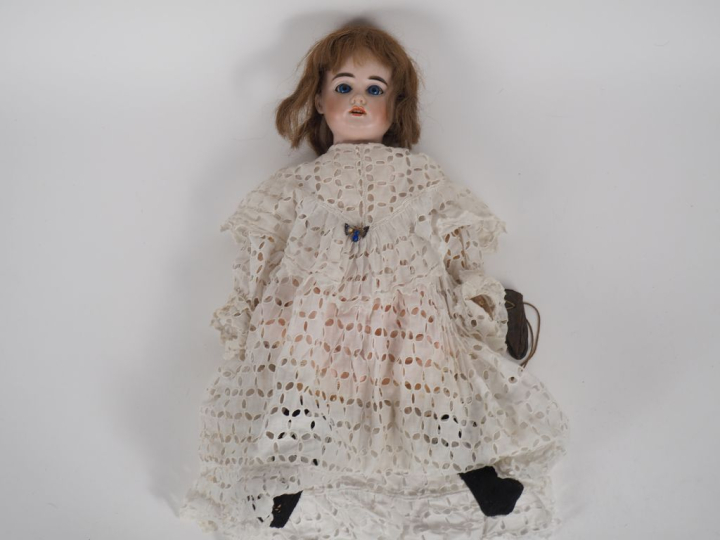 Poupée Armand Marseille 1894. Tête porcelaine, yeux fixes bleus, bouch