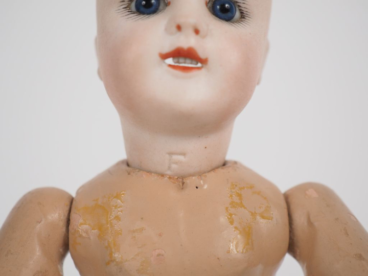 Curieuse poupée tête porcelaine de marque Gaultier marquée FG au carto