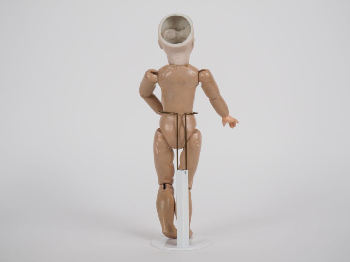 Curieuse poupée tête porcelaine de marque Gaultier marquée FG au carto