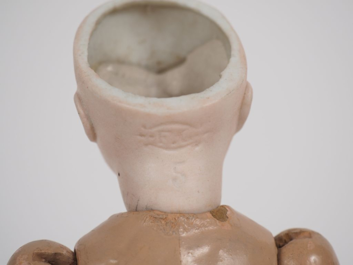 Curieuse poupée tête porcelaine de marque Gaultier marquée FG au carto