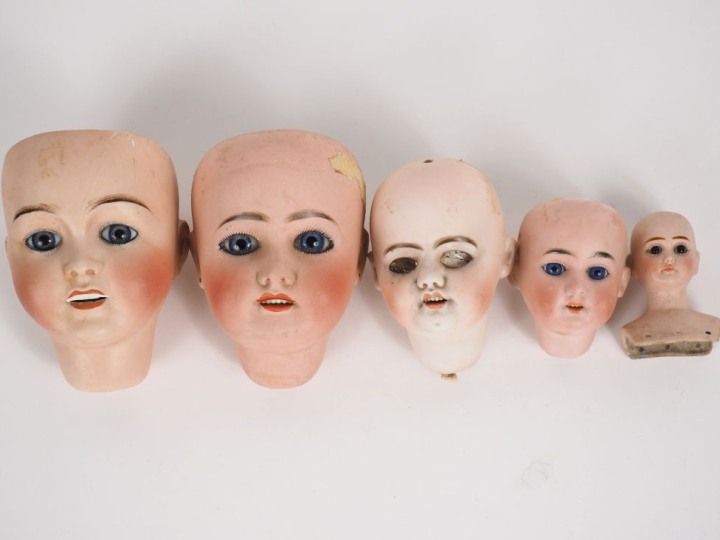 Lot de 5 têtes de poupées porcelaine dont 1094 S/H yeux fixes bleus BE