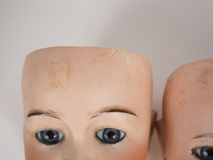 Lot de 5 têtes de poupées porcelaine dont 1094 S/H yeux fixes bleus BE