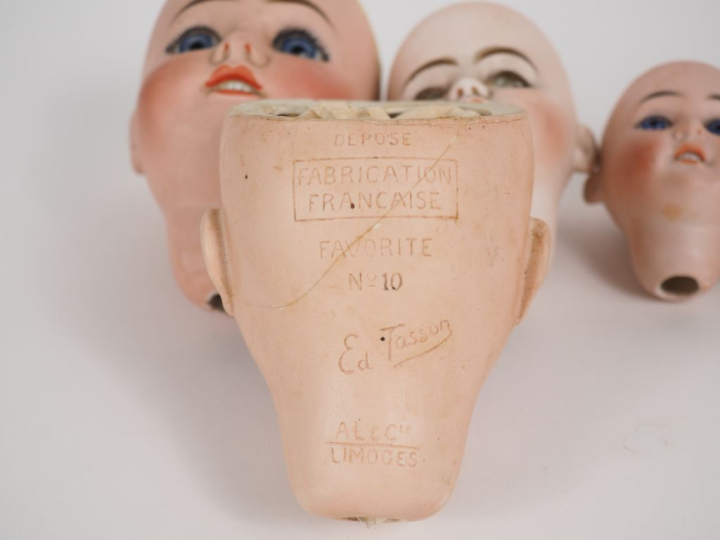 Lot de 5 têtes de poupées porcelaine dont 1094 S/H yeux fixes bleus BE