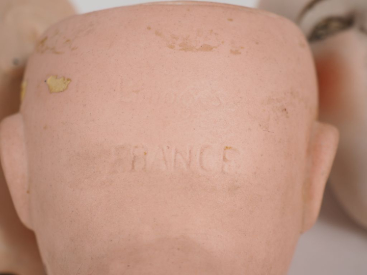 Lot de 5 têtes de poupées porcelaine dont 1094 S/H yeux fixes bleus BE