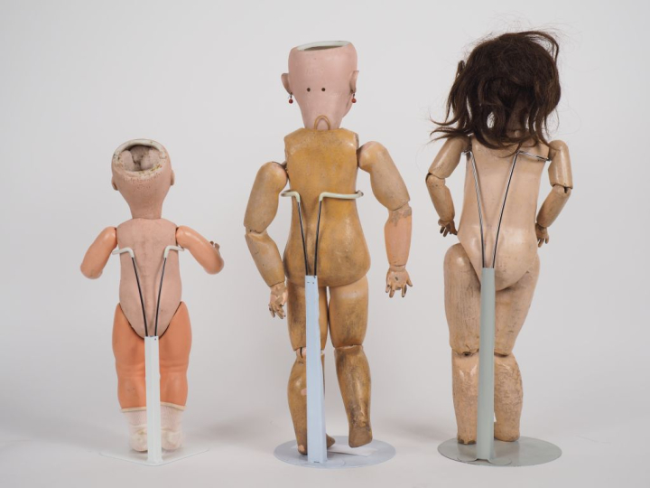 Lot de 3 poupées, tête porcelaine dont 2 Jules Verlingue à l’ancre, fè