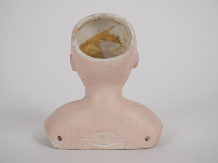 Tête buste cou fixe FG au cartouche et 3 devant. François Gaultier, ye