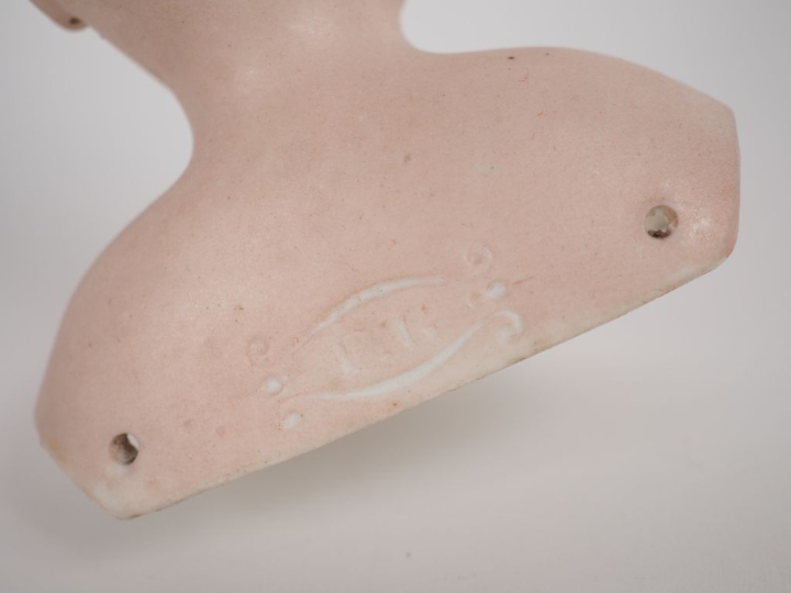 Tête buste cou fixe FG au cartouche et 3 devant. François Gaultier, ye