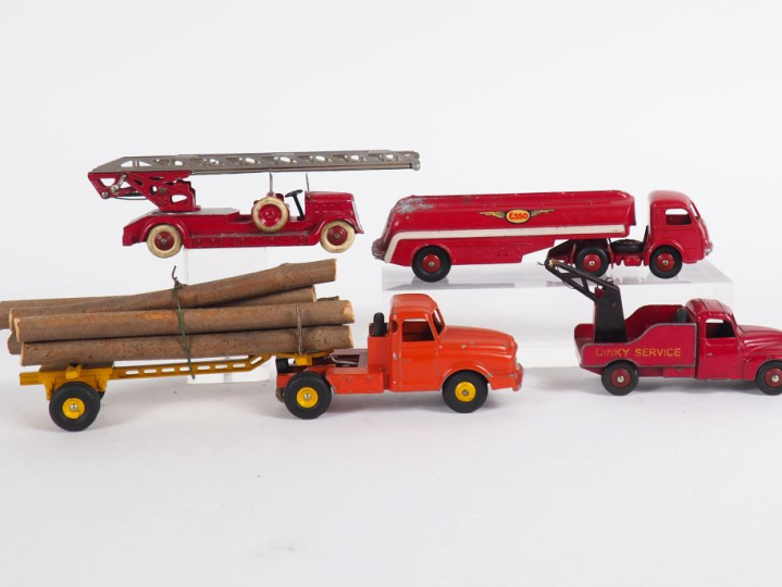 Dinky toys France lot de 4 miniatures au 1/43e dont : Citerne Titan , 