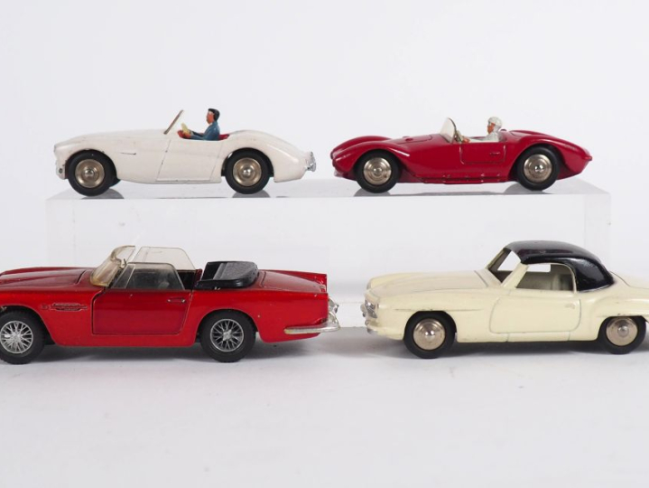 	Dinky toys France lot de 4 miniatures au 1/43e dont : Aston Martin DB
