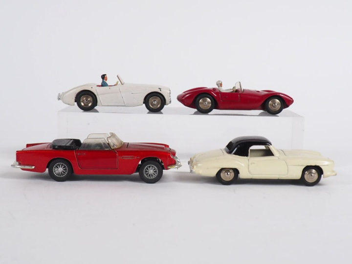 	Dinky toys France lot de 4 miniatures au 1/43e dont : Aston Martin DB