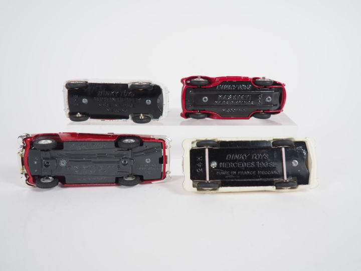 	Dinky toys France lot de 4 miniatures au 1/43e dont : Aston Martin DB