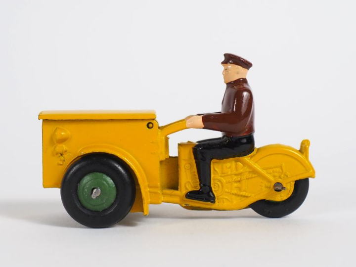 Dinky toys France Une miniature au 01/43e dont : Triporteur jaune BE d