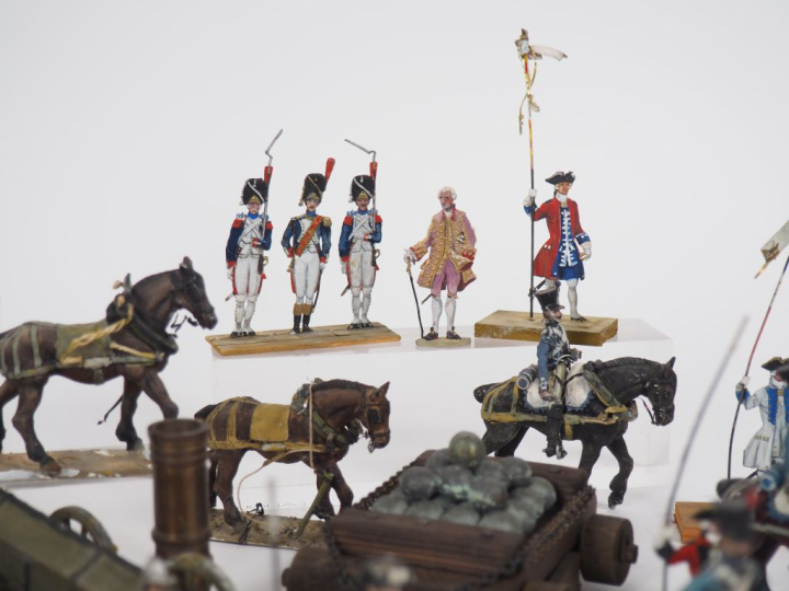 Figurines de plomb lot comprenant : Chariot porteur de bateau on y joi