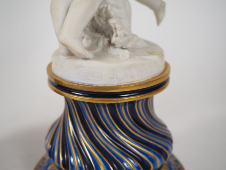 SEVRES.  Paire de bougeoirs doubles en porcelaine polychrome, bronze d