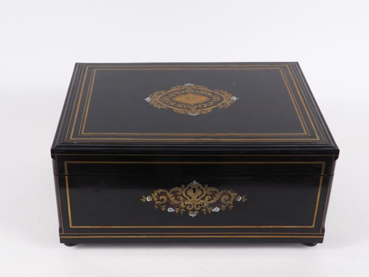 TAHAN.  Coffret à couture en palissandre, ébène et marqueterie Boulle,