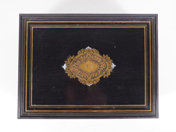 TAHAN.  Coffret à couture en palissandre, ébène et marqueterie Boulle,