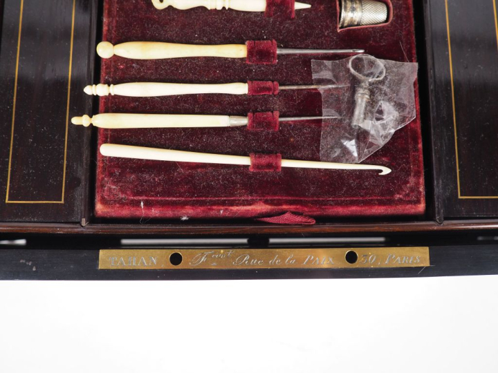 TAHAN.  Coffret à couture en palissandre, ébène et marqueterie Boulle,