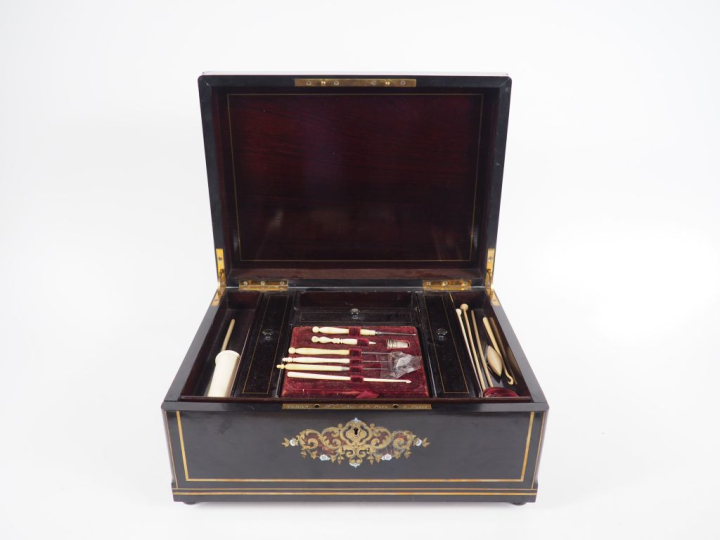 TAHAN.  Coffret à couture en palissandre, ébène et marqueterie Boulle,