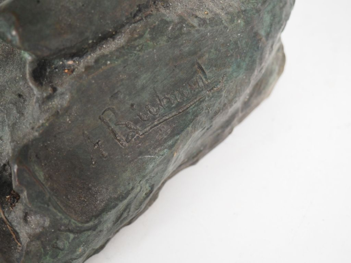 A. RICHARD.  "La marayeuse" Sculpture en bronze polychrome Signée H. 7