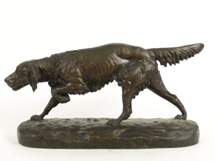 C. MASSON.  "Chien de chasse à l'arrêt". Sculpture en bronze à patine 