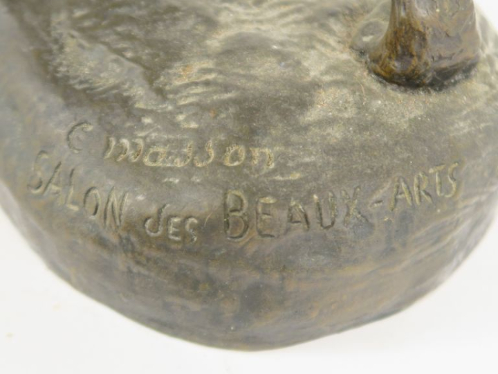 C. MASSON.  "Chien de chasse à l'arrêt". Sculpture en bronze à patine 