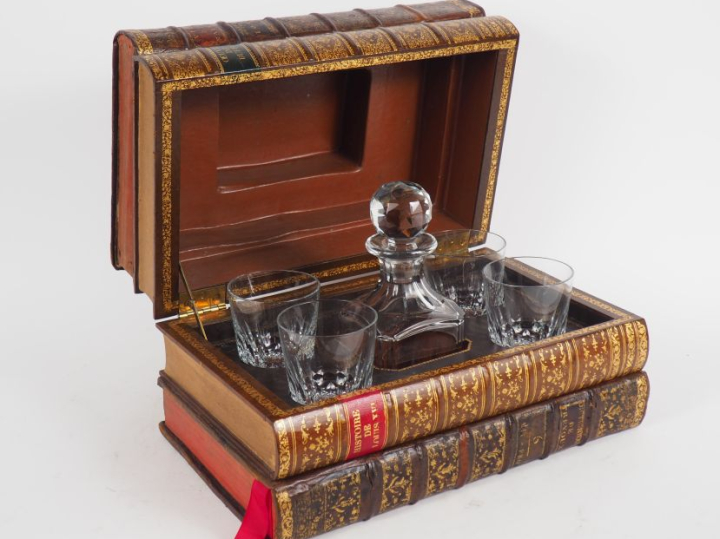 BACCARAT.  Superbe cave à whisky en trompe l'œil en forme de pile de l