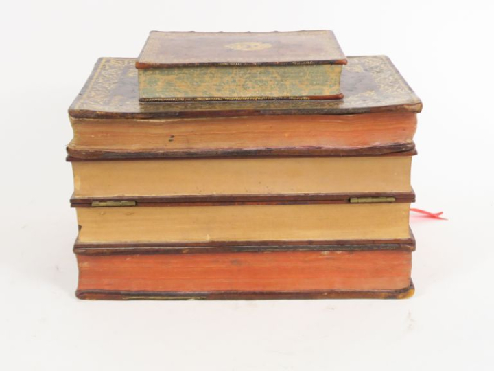 BACCARAT.  Superbe cave à whisky en trompe l'œil en forme de pile de l