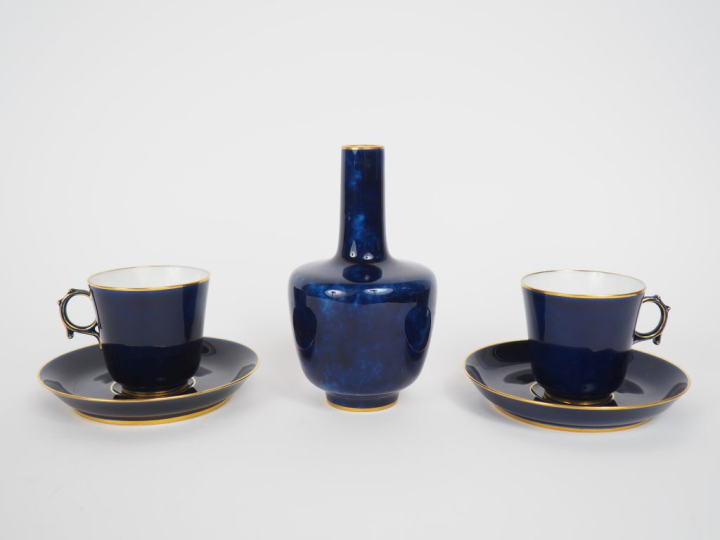 SEVRES.  7 tasses et sous tasses fin XIXème en porcelaine bleu de four