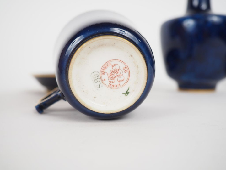 SEVRES.  7 tasses et sous tasses fin XIXème en porcelaine bleu de four