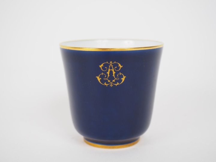 SEVRES.  7 tasses et sous tasses fin XIXème en porcelaine bleu de four