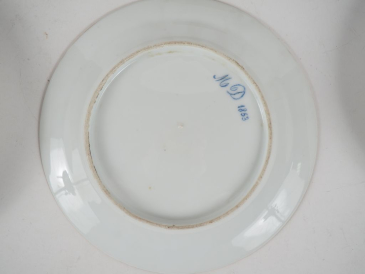Suite de 6 assiettes à dessert en porcelaine, Epoque Restauration, à d