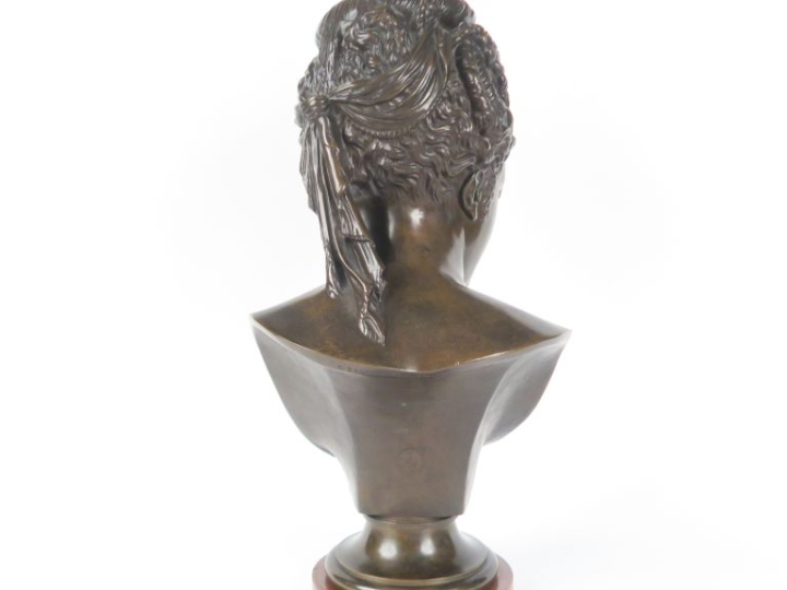 BARBEDIENNE.  « Portrait d’élégante en buste ».  Grand bronze à patine