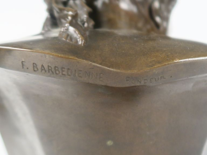BARBEDIENNE.  « Portrait d’élégante en buste ».  Grand bronze à patine
