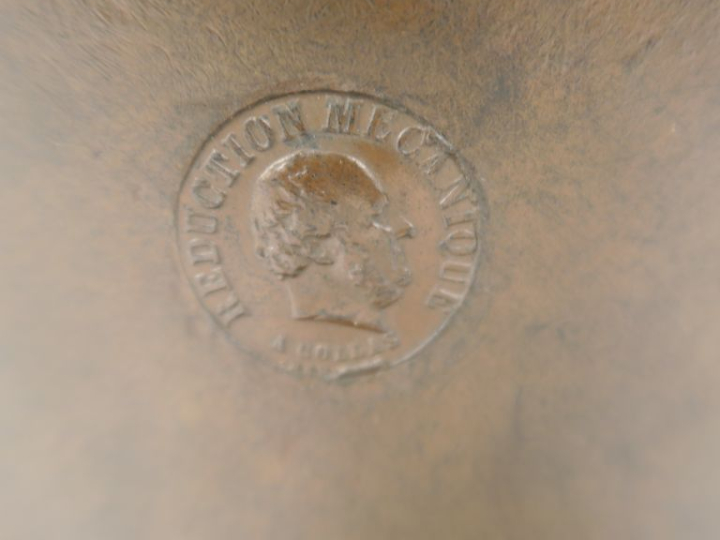 BARBEDIENNE.  « Portrait d’élégante en buste ».  Grand bronze à patine