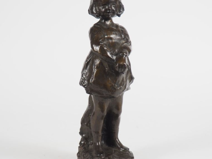 W. PERELMAGNE "Fillette"  Bronze Signé H. 28 cm