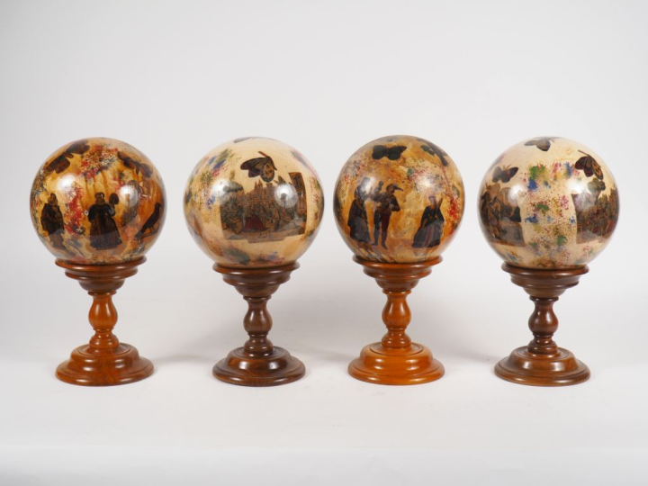 Suite de quatre boules porte perruques XIXème en verre soufflé, élégan