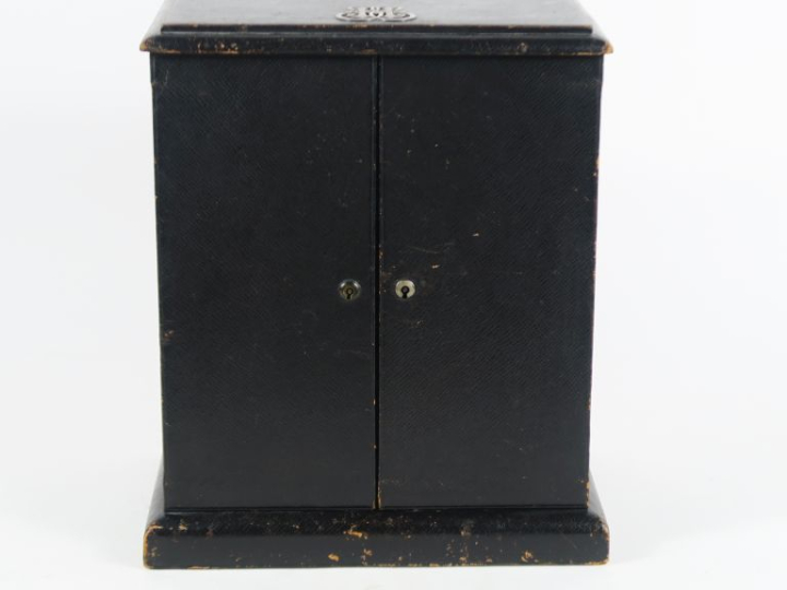 Superbe cave à cigares en acajou entièrement gainée de cuir, poignées 