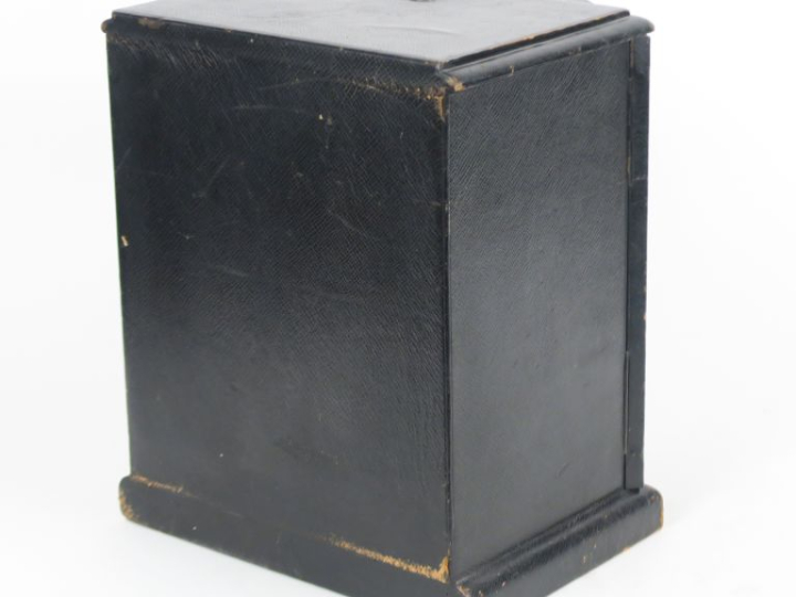 Superbe cave à cigares en acajou entièrement gainée de cuir, poignées 