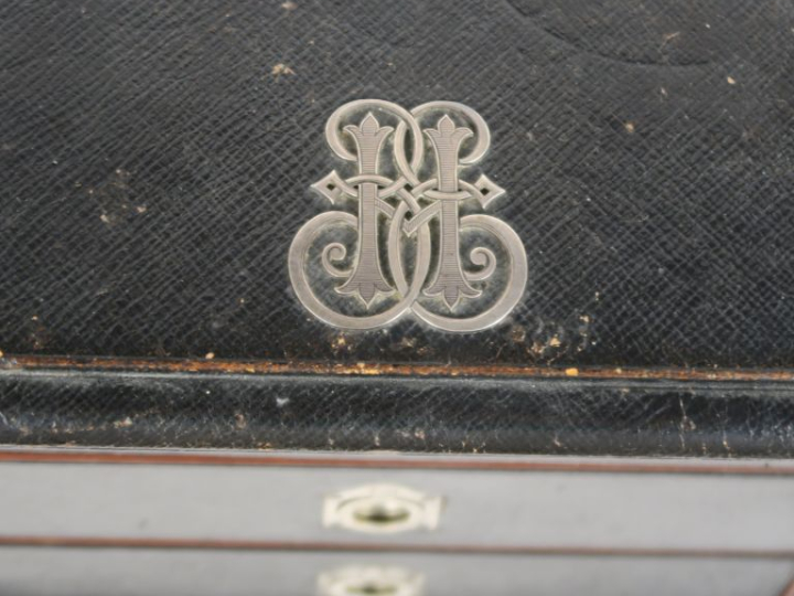 Superbe cave à cigares en acajou entièrement gainée de cuir, poignées 