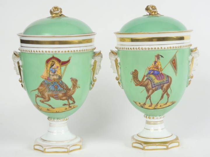 Paire de pots couverts 1900 en porcelaine polychrome, à décor de digni