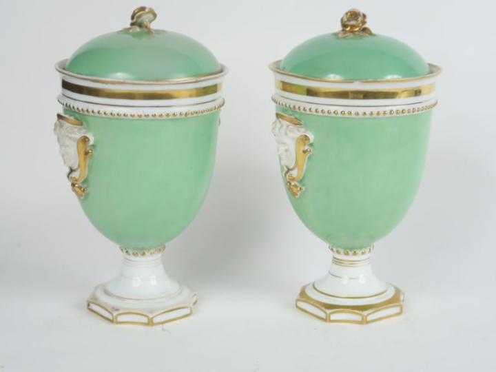 Paire de pots couverts 1900 en porcelaine polychrome, à décor de digni