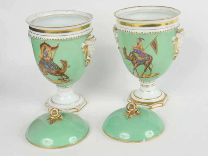 Paire de pots couverts 1900 en porcelaine polychrome, à décor de digni