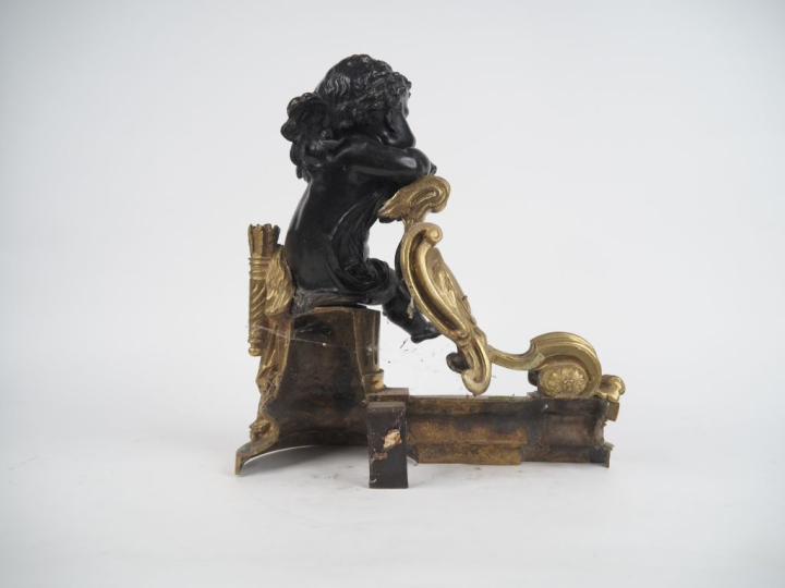 Paire de feux de cheminée XIXème de style Louis XVI en bronze à patine