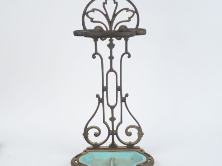 Porte parapluie de style Louis XIV en fer forgé, décor ajouré.  H. 66 