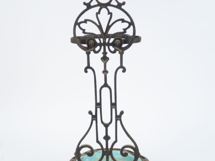 Porte parapluie de style Louis XIV en fer forgé, décor ajouré.  H. 66 