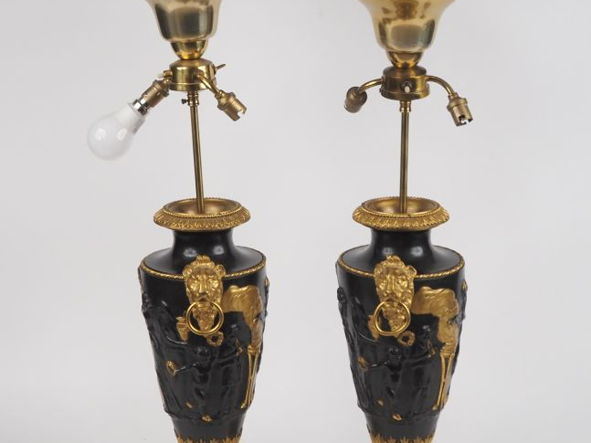 Paire d'urnes XIXème en bronze patiné, ciselé et doré, à décor en lége