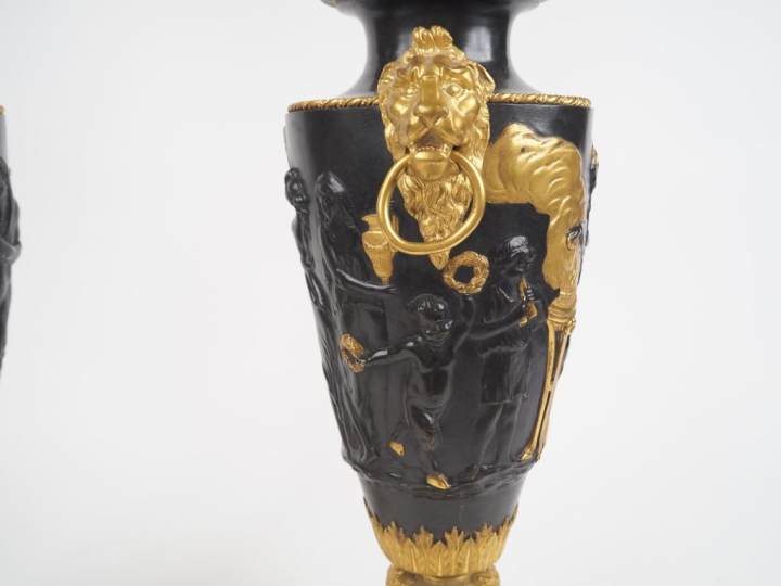 Paire d'urnes XIXème en bronze patiné, ciselé et doré, à décor en lége