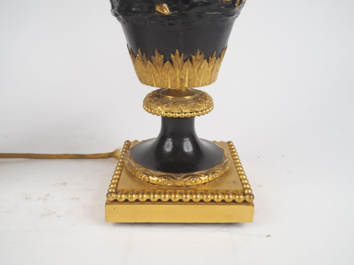 Paire d'urnes XIXème en bronze patiné, ciselé et doré, à décor en lége