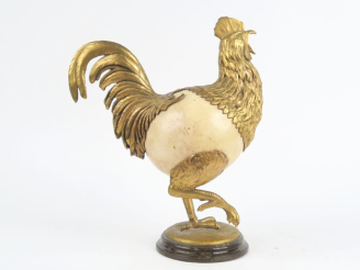 Vente aux enchères Sculpture fin XIXème début XXème en métal doré gravé et œuf d'autruche