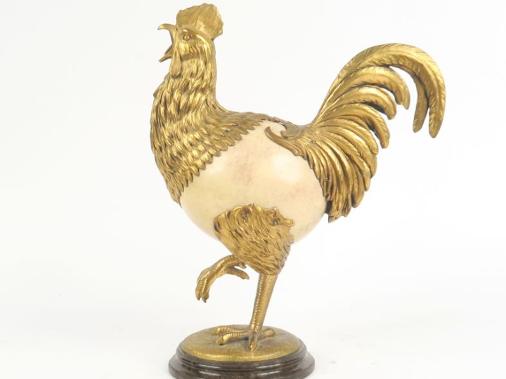 Sculpture fin XIXème début XXème en métal doré gravé et œuf d'autruche